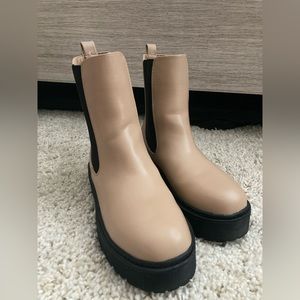 Tan/Black Chelsea Boots